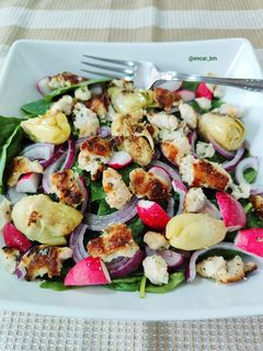 Una foto de Ensalada templada de espinacas y alcachofas con bocados de pavo y queso cottage