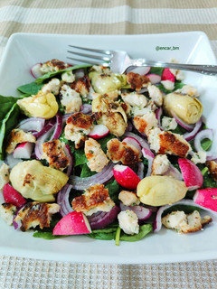 Una foto de Ensalada templada de espinacas y alcachofas con bocados de pavo y queso cottage
