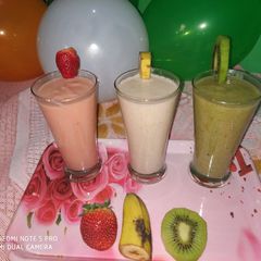 Tricolour smoothie strawberry papaya smoothie oatmeal banana smoothie kiwi banana smooothie A picture of Tricolour smoothie strawberry papaya smoothie oatmeal banana smoothie kiwi banana smooothie.