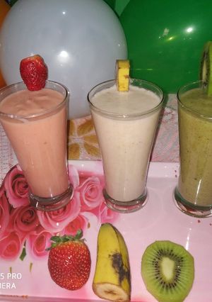 A picture of Tricolour smoothie strawberry papaya smoothie oatmeal banana smoothie kiwi banana smooothie.