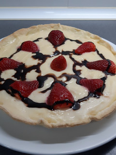 Una foto de Tarta de crema pastelera con fresas