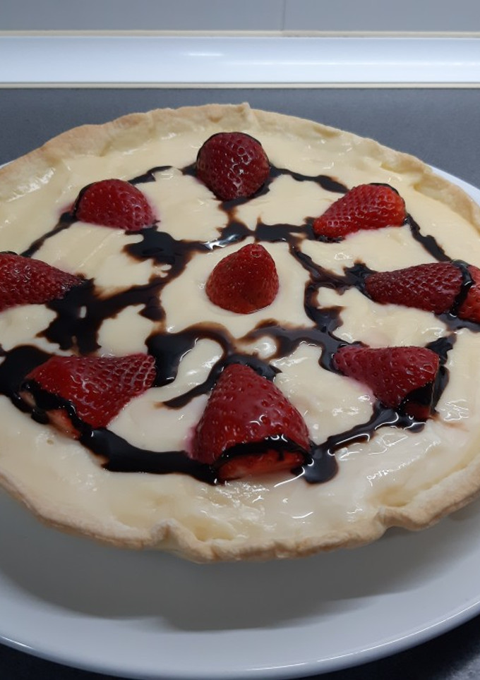 Una foto de Tarta de crema pastelera con fresas
