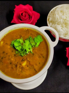 A picture of Kali Urad Dal (Black Gram Lentils).