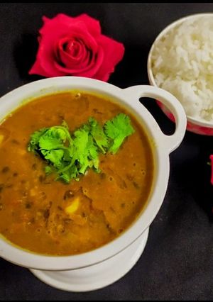 A picture of Kali Urad Dal (Black Gram Lentils).