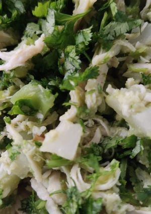 Una foto de Ensalada de pollo con cilantro exprés