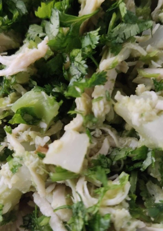 Una foto de Ensalada de pollo con cilantro exprés