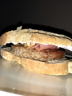 Una foto de Sandwich de hamburguesa con salmón