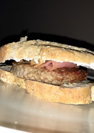 Una foto de Sandwich de hamburguesa con salmón