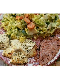 Una foto de Ensalada, queso fresco y lomo