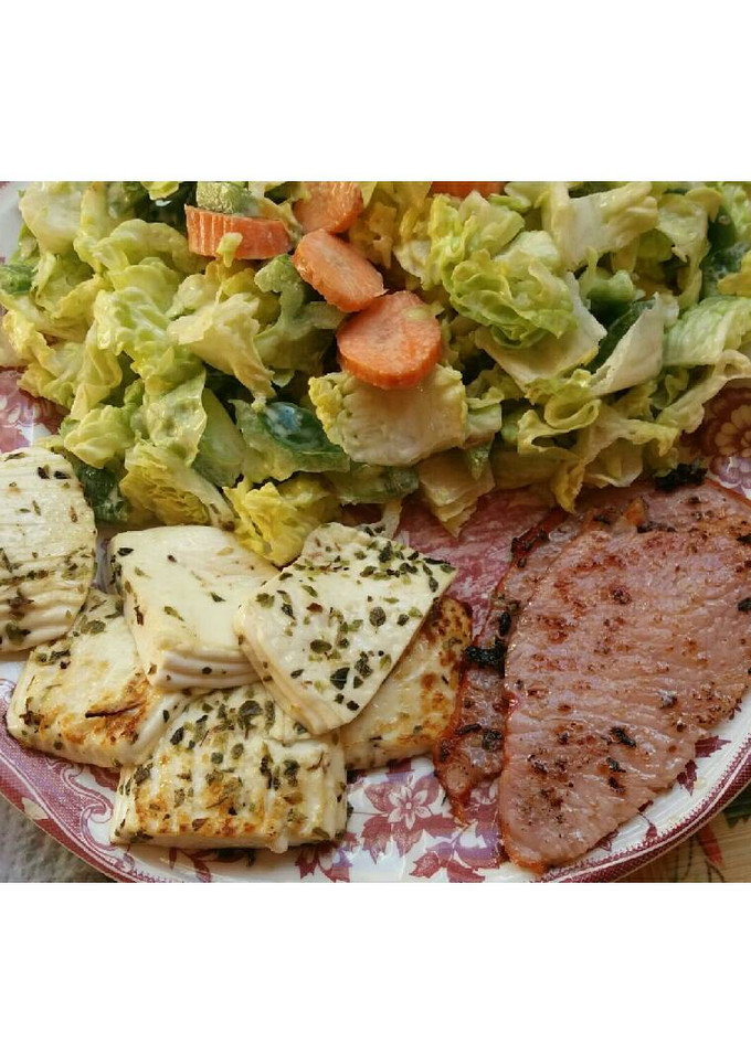 Una foto de Ensalada, queso fresco y lomo