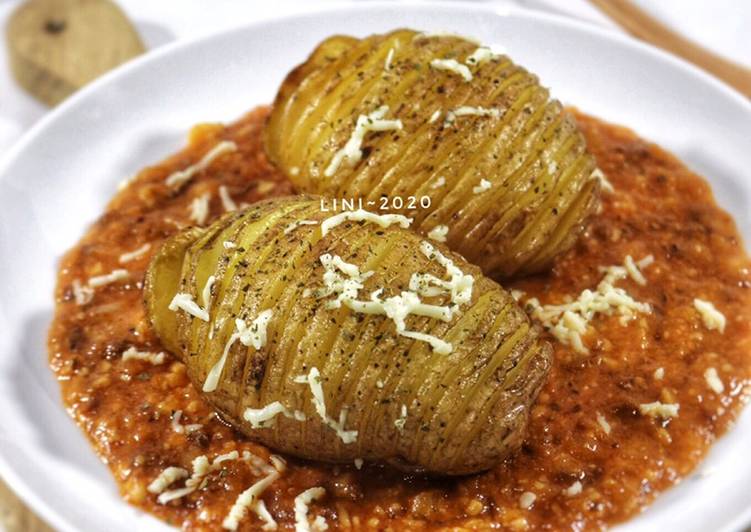 Hasselback potatoes with creamy sauce - menu olahan kentang