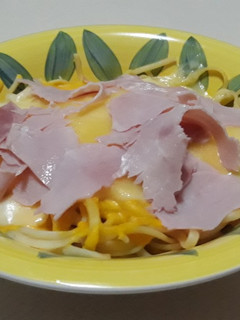Una foto de Jamón Inglés y queso gratinado con fideos