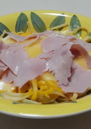 Una foto de Jamón Inglés y queso gratinado con fideos
