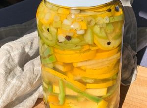 Une photo de Pickles de légumes croquants (légumes marinés)