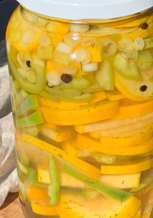 Une photo de Pickles de légumes croquants (légumes marinés)