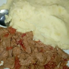 Mashed Potatoes served with Sossi soya Chunks A picture of Mashed Potatoes served with Sossi soya Chunks.