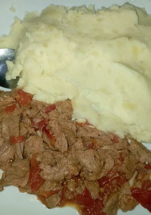 A picture of Mashed Potatoes served with Sossi soya Chunks.