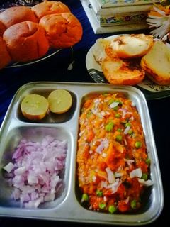 पाव भाजी(pav bhaji recipe in hindi) रेसिपी मुख्य फोटो