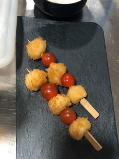 Una foto de Albóndigas de mozzarella con tomate cherry
