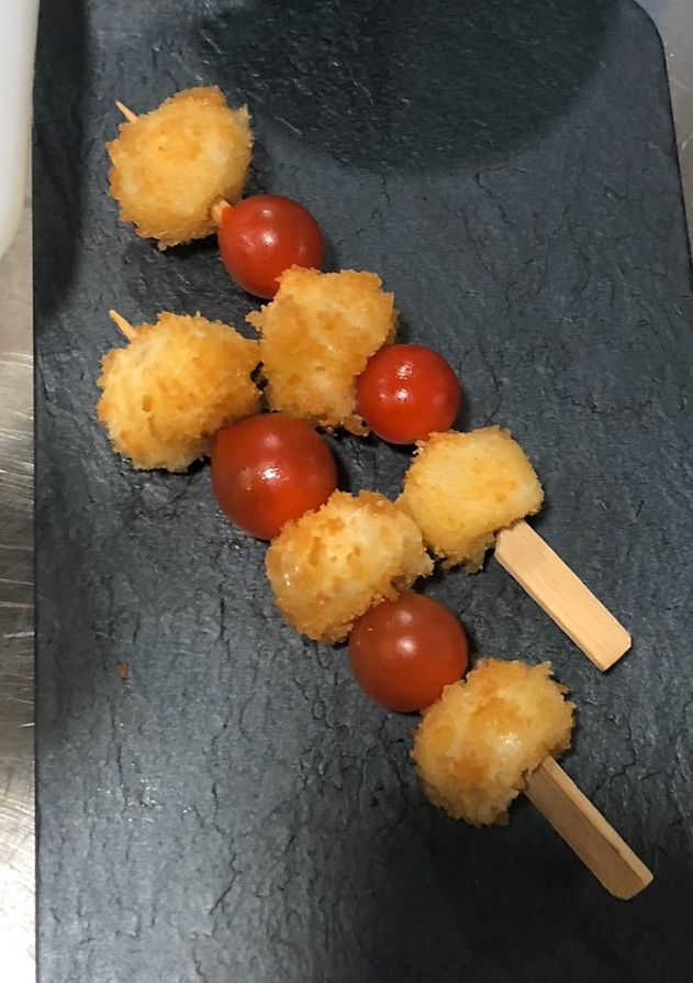 Una foto de Albóndigas de mozzarella con tomate cherry