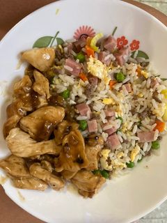 Una foto de Arroz tres delicias con pollo de salsa de ajo y miel