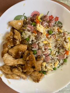 Una foto de Arroz tres delicias con pollo de salsa de ajo y miel