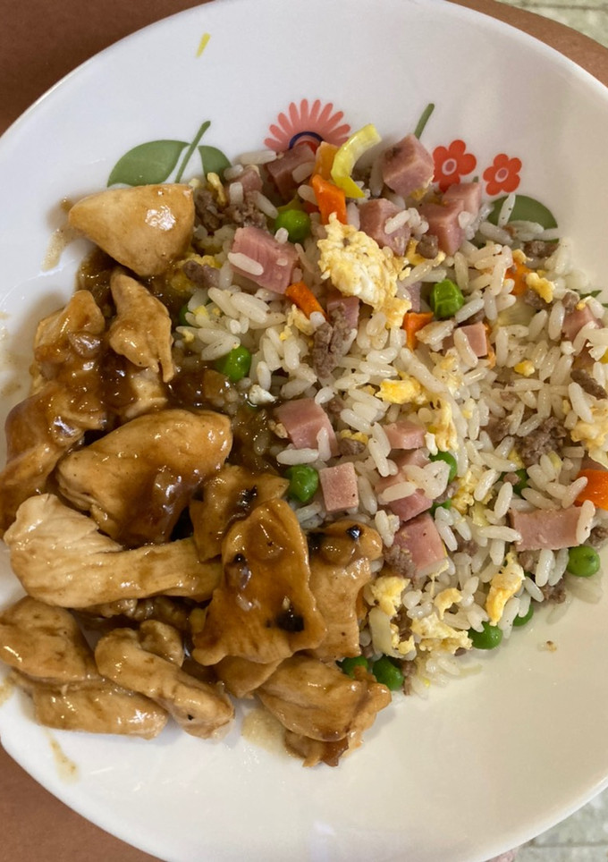 Una foto de Arroz tres delicias con pollo de salsa de ajo y miel