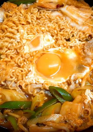 รูปของ กิมจิราเมนหม้อไฟ