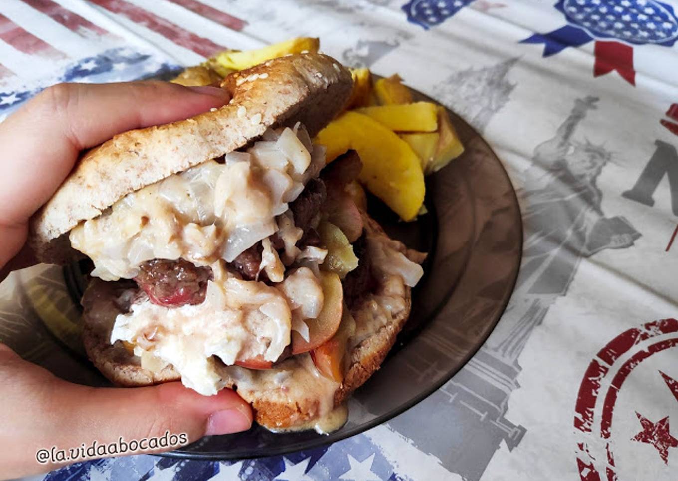 Hamburguesa Deluxe con salsa de queso y nueces