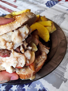 Una foto de Hamburguesa Deluxe con salsa de queso y nueces