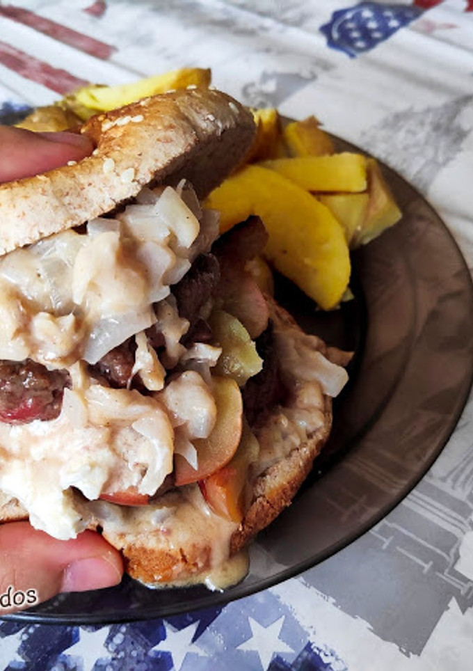 Una foto de Hamburguesa Deluxe con salsa de queso y nueces