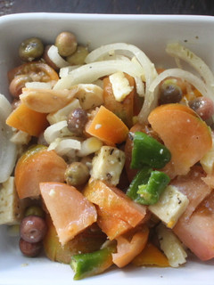 Una foto de Ensalada de tomate, cebolla y queso en aceite