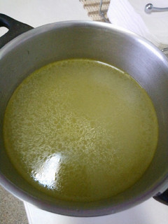 Una foto de Caldo de pollo en olla rápida