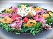 Una foto di insalata con burrata