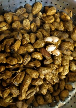 A picture of Boiled Peanuts With Shell.