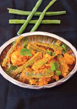 સરગવા ની શીંગ ને બટાકા નું શાક (Saragva Shing Bataka Shak Recipe In Gujarati) રેસીપી મુખ્ય ફોટો