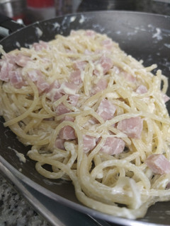 Una foto de 🍝 Spaghetti con jamón y queso