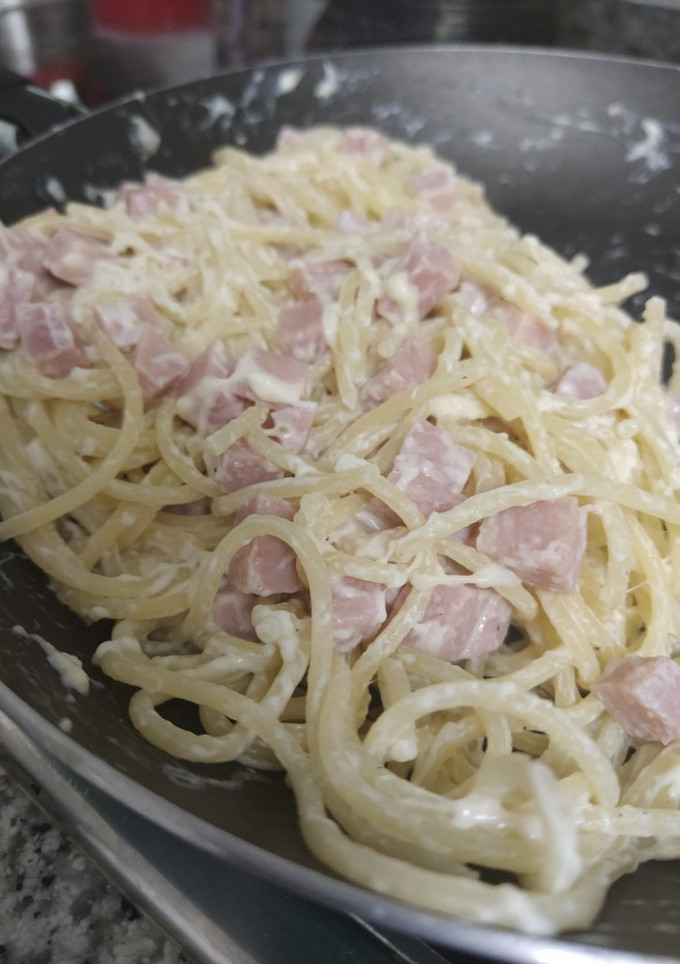 Una foto de 🍝 Spaghetti con jamón y queso