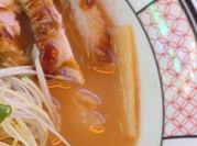 Una foto de ramen ternera