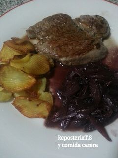 Una foto de Solomillo de ternera con cebolla caramelizada al vino tinto