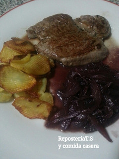 Una foto de Solomillo de ternera con cebolla caramelizada al vino tinto