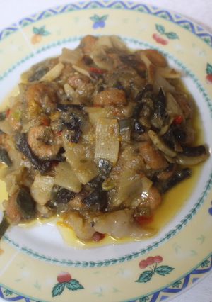 Una foto de Verduras congeladas cocidas con sobras de gambas