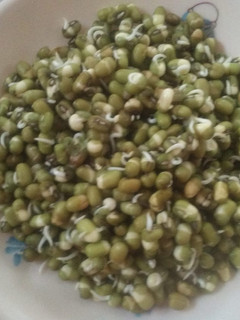 முளைகட்டிய பச்சைப்பயறு (Mulaikattiya pachai payaru recipe in tamil) செய்முறை முக்கிய புகைப்படம்