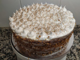 Tarta sin gluten de remolacha, nata y merengue