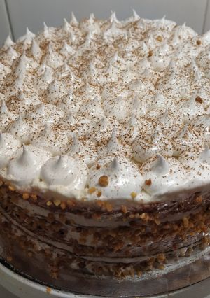 Una foto de Tarta sin gluten de remolacha, nata y merengue