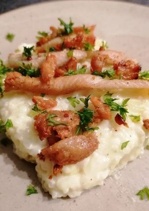 Une photo de Risotto de courgette et poulet croustillant