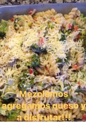 Una foto de Tirabuzones salteados con vegetales