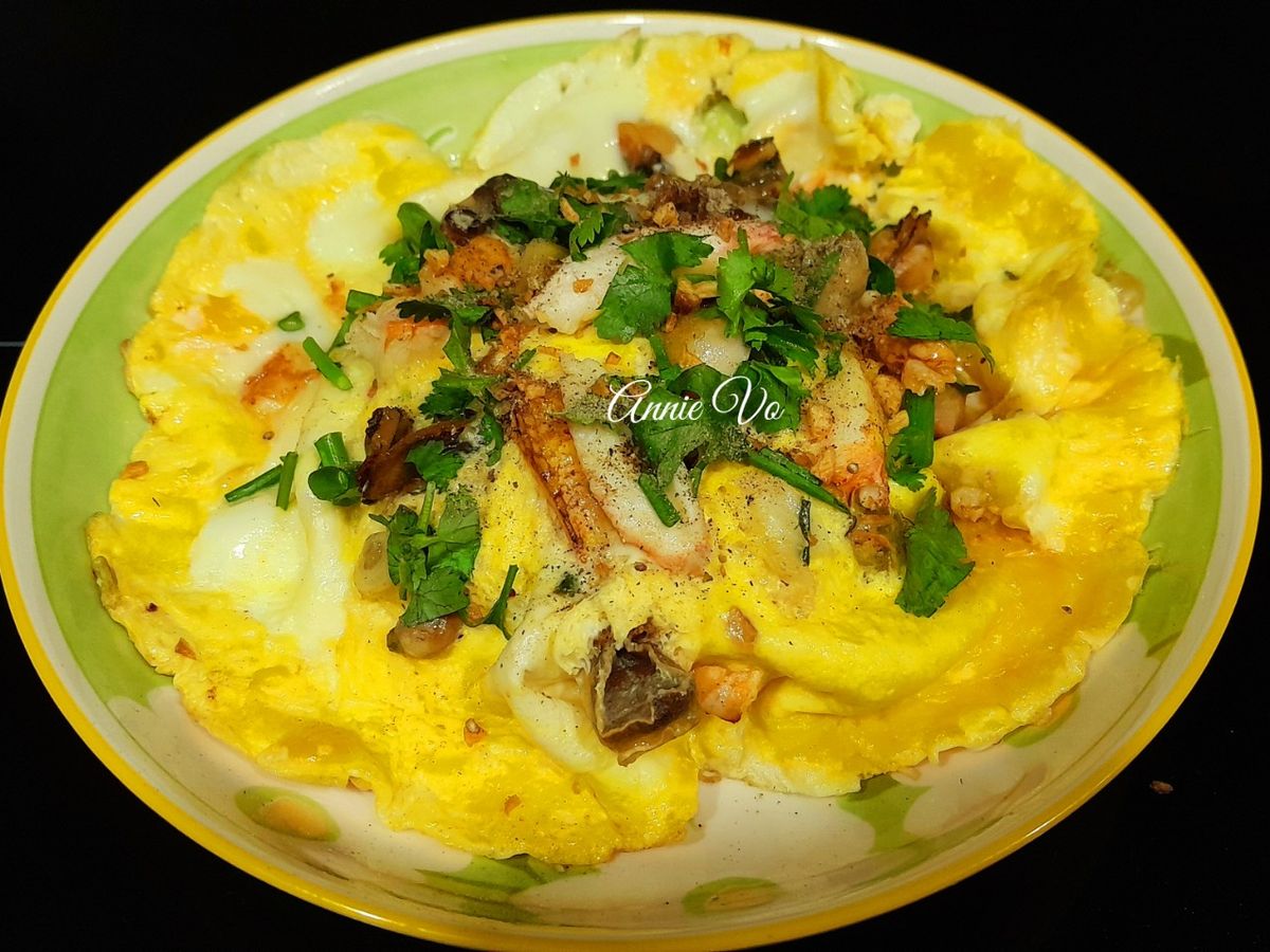 Cơm phủ trứng hải sản