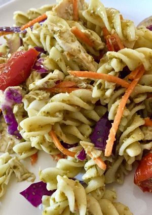 รูปของ สลัดพาสต้า (chicken & pesto pasta salad)