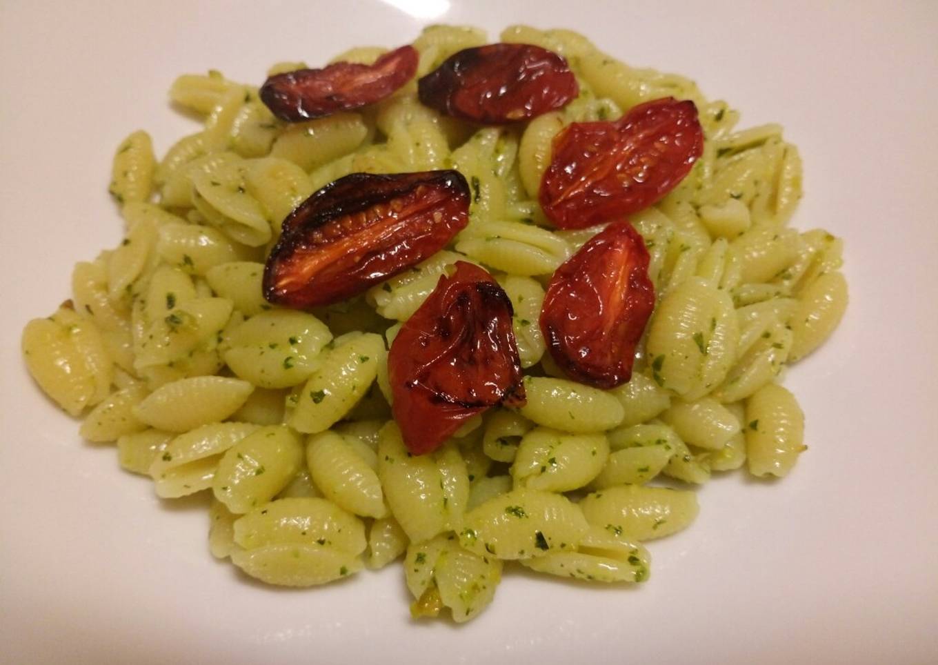 Pasta with mint and pistachio pesto and roasted tomatoes